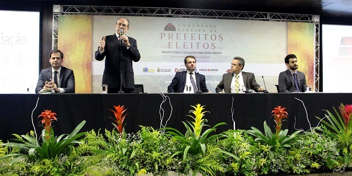 O presidente do TCEMG, conselheiro Sebastião Helvecio fez palestra para os prefeitos eleitos. Do seu lado direito, o procurador-geral do MPCMG, Daniel de Carvalho Guimarães. Do seu lado esquerdo, o professor Gustavo Nassif; o secretário geral do Ministério Público de Minas Gerais (MPMG), José Carlos Fernandes Junior e o coordenador geral de Recursos Acesso à Informação substituto da Controladoria Regional da União (CGU) em Minas Gerais, Rafael Antônio Dal Rosso (Foto: Karina Camargos Coutinho)